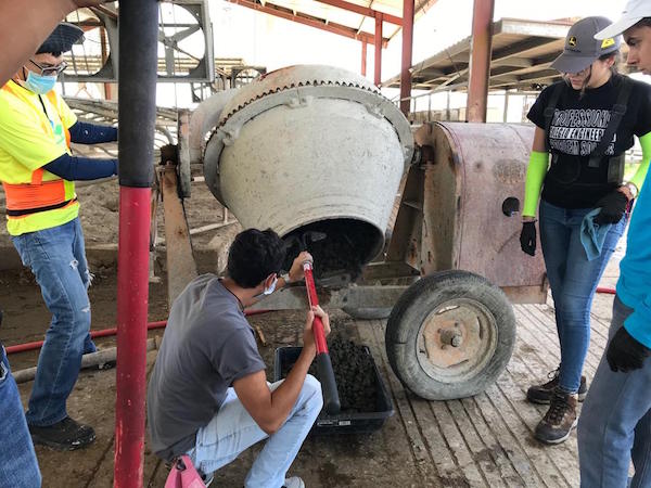 Los jóvenes usaron como materia prima gomas recicladas trituradas. Suministrada