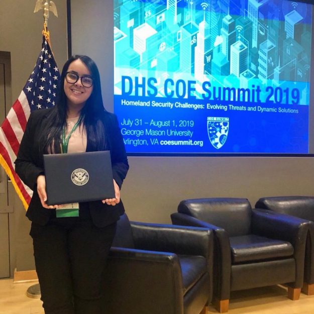 Annette M. Colón Mercado, estudiante graduada de Química, durante la ceremonia de premiación. (Foto suministrada) Annette M. Colón Mercado, estudiante graduada de Química, durante la ceremonia de premiación. (Foto suministrada)