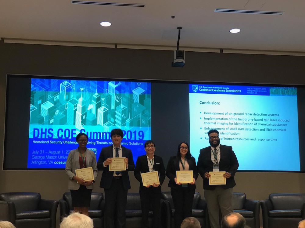 Los ganadores del segundo lugar con los certificados otorgados por el Department of Homeland Security. (Foto suministrada)