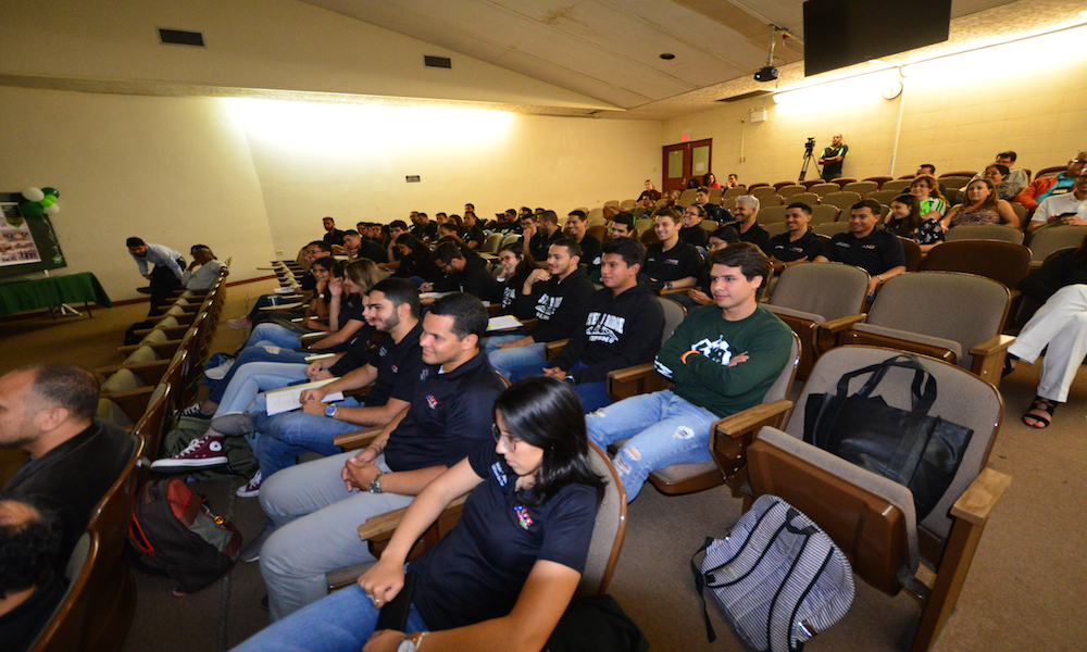 El reconocimiento de logros se celebró ante un concurrido público estudiantil en el Auditorio de INCI. (Foto por Carlos Díaz/Prensa RUM)