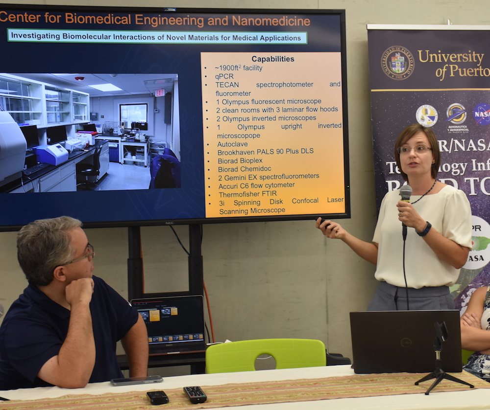 La doctora Madeline Torres explica sus proyectos en las áreas de ingeniería biomédica y nanomedicina. Foto Mariam Ludim Rosa/Prensa RUM