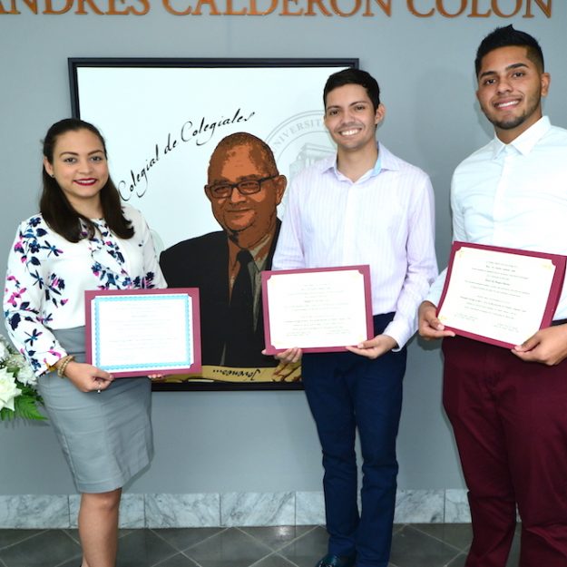 Desde la izquierda, Patricia Romero, Miguel Ángel De Jesús y Alexis Burgos, los nuevos becados Calderón Colón. Foto Carlos Díaz/Prensa RUM Desde la izquierda, Patricia Romero, Miguel Ángel De Jesús y Alexis Burgos, los nuevos becados Calderón Colón. Foto Carlos Díaz/Prensa RUM