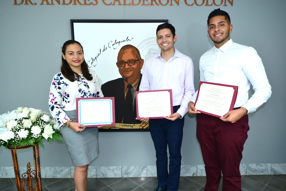 Desde la izquierda, Patricia Romero, Miguel Ángel De Jesús y Alexis Burgos, los nuevos becados Calderón Colón. Foto Carlos Díaz/Prensa RUM