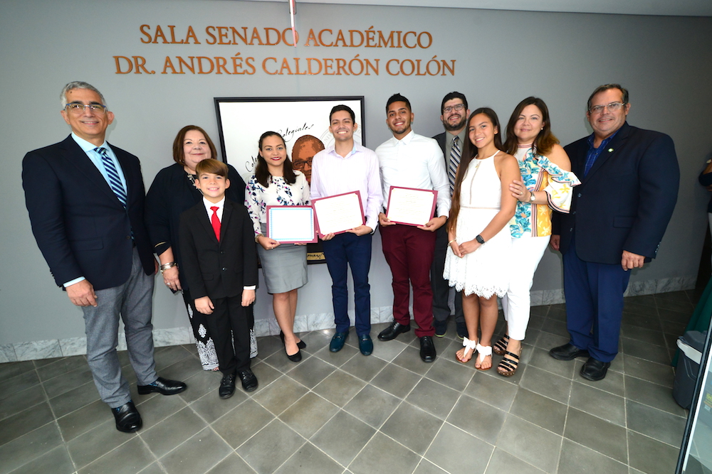 Los estudiantes becados junto a la familia Calderón y funcionarios del RUM. Foto Carlos Díaz/Prensa RUM