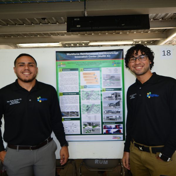 Bryan Acevedo Marrero y Max F. Laracuente Sánchez, ambos de Ingeniería Civil, presentaron su propuesta de diseño de una innovadora construcción. (Foto por Carlos Díaz/Prensa RUM) Bryan Acevedo Marrero y Max F. Laracuente Sánchez, ambos de Ingeniería Civil, presentaron su propuesta de diseño de una innovadora construcción. (Foto por Carlos Díaz/Prensa RUM)