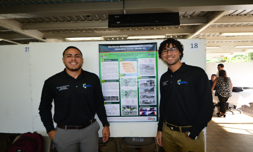 Bryan Acevedo Marrero y Max F. Laracuente Sánchez, ambos de Ingeniería Civil, presentaron su propuesta de diseño de una innovadora construcción. (Foto por Carlos Díaz/Prensa RUM)