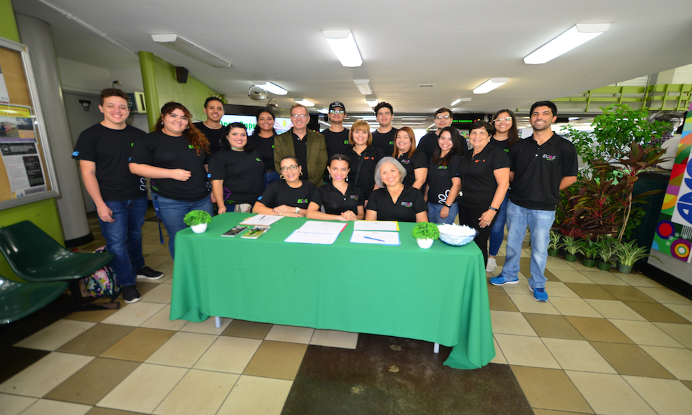El doctor Omell Pagán Parés, al centro, organizó el evento junto al equipo de trabajo del Colegio de Ingeniería. (Foto por Carlos Díaz/Prensa RUM)