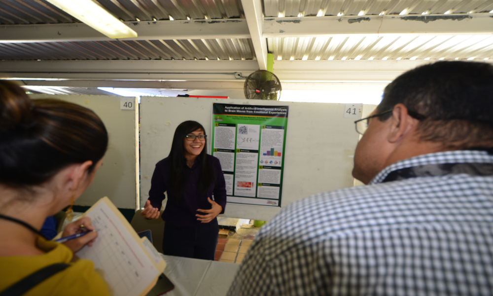 María Cordero, en cuarto año de Ciencias e Ingeniería de Computación, explica a los jueces su proyecto sobre inteligencia artificial. (Foto por Carlos Díaz/Prensa RUM)
