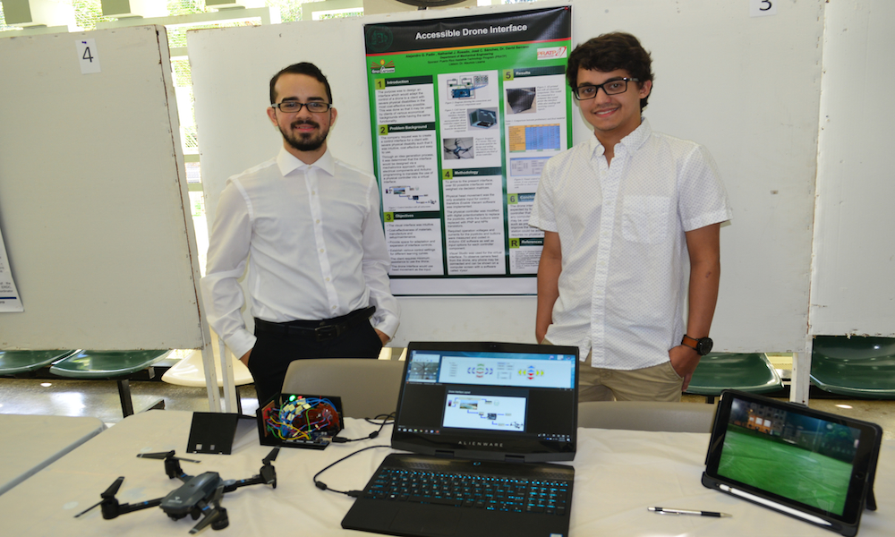 El primer lugar lo obtuvo Accesible Drone Interface, el control virtual diseñado por Nathaniel Rosado y José Sánchez. (Foto por Carlos Díaz/Prensa RUM)