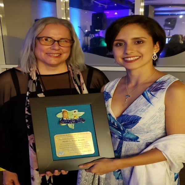 La estudiante en compañía de la profesora Janet Bonilla del RUM. (Foto suministrada) La estudiante en compañía de la profesora Janet Bonilla del RUM. (Foto suministrada)