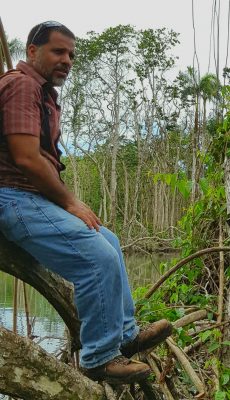 Dr. Abelleira en un laboratorio de Silvicultura en Caño Boquilla, Mayagüez