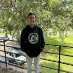 foto en balcon arbol atras