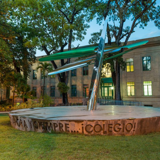 Escultura frente a Celis