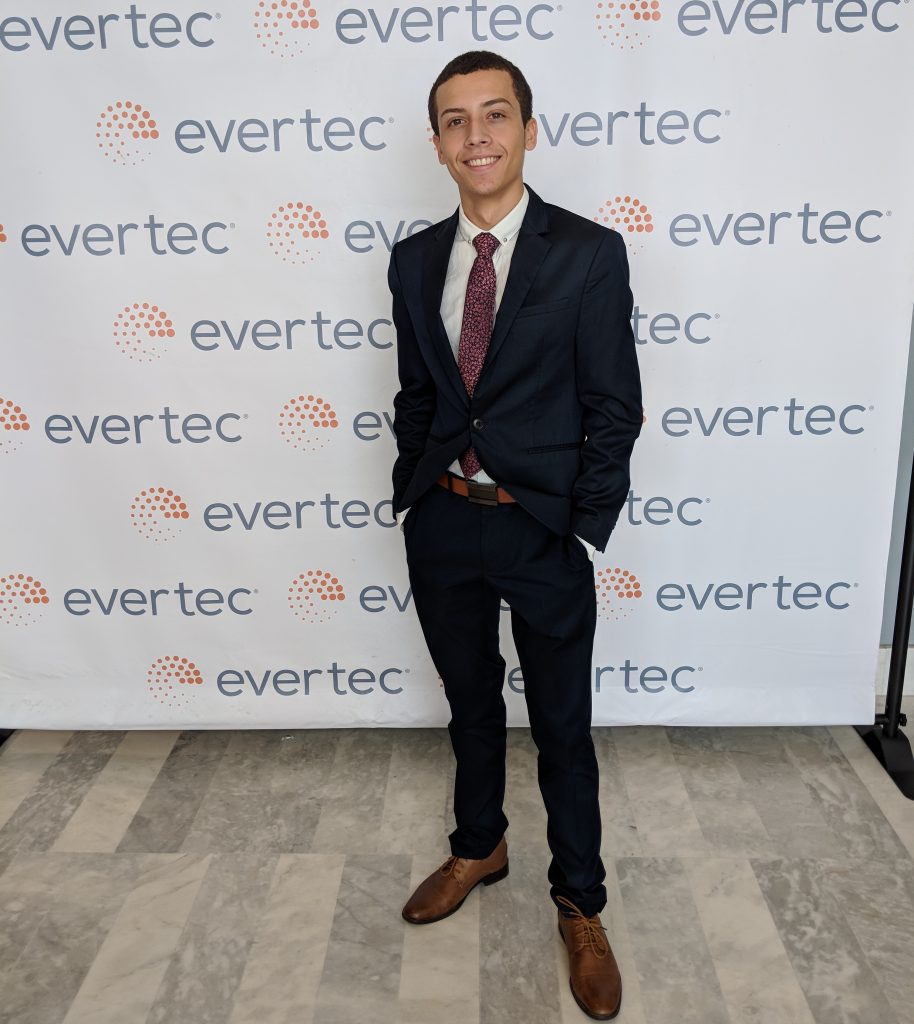 Estudiante de CREST gana beca de Evertec