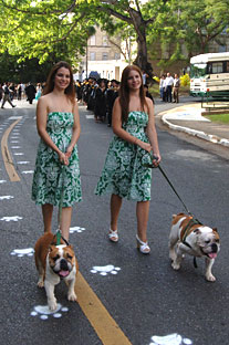 las gemelas Margarita y Milagros Díaz encabezan el desfile