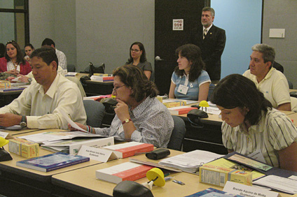 Vistos desde otro ángulo y al fondo, el doctor José R. Latorre, director del Departamento de Industria Pecuaria (INPE) y co-director del IIAA.