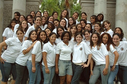 Las 32 pre-universitarias fueron seleccionadas entre más de 100 solicitudes recibidas. En el centro Nilsa París, líder recreativa del campamento.