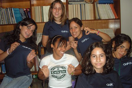 Las féminas demuestran su anticipado espíritu colegial.