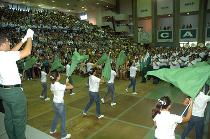 La Banda Colegial y sus abanderadas amenizaron los actos de bienvenida.