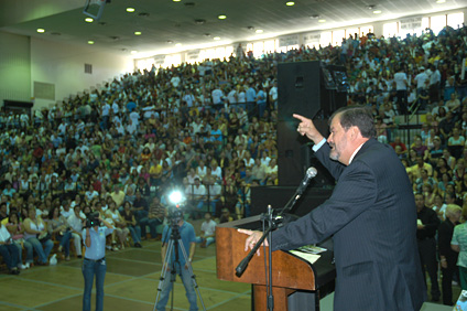 El rector del RUM, doctor Jorge Iván Vélez Arocho durante su mensaje de bienvenida.