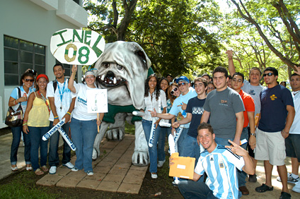 Un grupo de ‘prepas’ junto a la escultura de Tarzán.