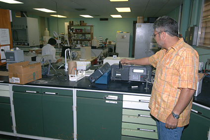 El profesor Morell muestra algunos de los instrumentos con los que trabajan en el Laboratorio de Oceanografía Química en la Isla de Magueyes.
