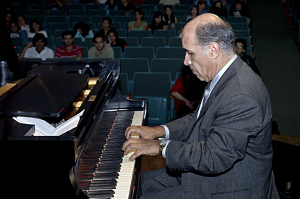 El artista incluyó en su repertorio danzas puertorriqueñas románticas, melancólicas, alegres y festivas.