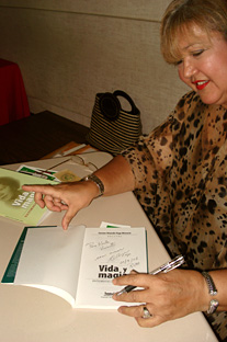 La doctora Carmen Amaralis Vega Olivencia dedica un ejemplar de su libro Vida y magia: entornos y sortilegios.