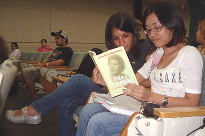 Dos estudiantes que asistieron a la actividad dan un vistazo a la publicación.