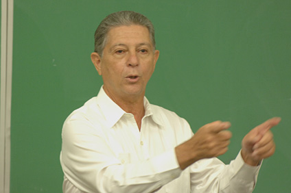 El ingeniero civil Alexis Massol González rindió tributo al poeta nacional, Juan Antonio Corretjer.