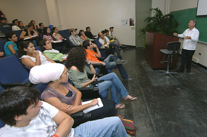 Massol fue el conferenciante invitado en el conversatorio Corretjer: Vivo en la memoria que se celebró en el RUM.