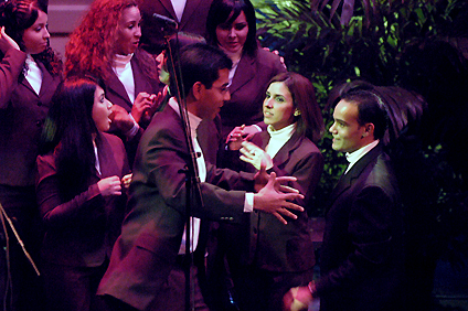 Los integrantes de Corium Canticus cantaron y actuaron la simpática melodía El Guapo, que cerró el Concierto de Coros Ganadores.