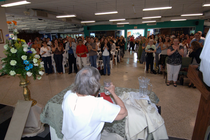 En un salón abarrotado de un público que esperaba ansioso por escucharle, doña Elena disertó acerca de la literatura testimonial o la que denomina como “la que sube de la calle”.