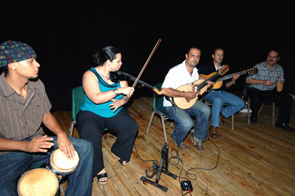 El grupo Caobaná acompañó al trovador durante sus interpretaciones.