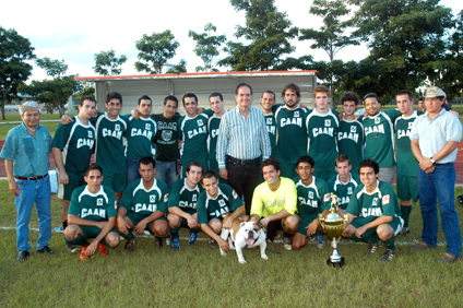 The team celebrates being sub-champions with their trainers and the University Athletic League's President, José Enrique Arrarás (at the center).