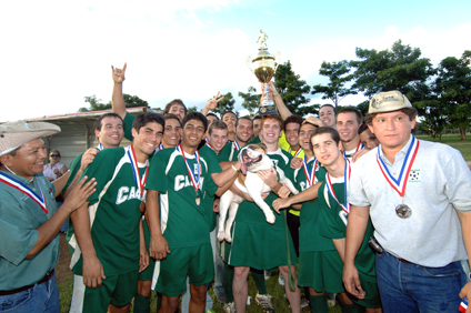 Los Tarzanes alzan la copa de la victoria junto a la mascota colegial.