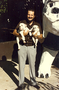 En una foto de hace dos décadas, Carlos Díaz, carga a Tarzán y Jane.