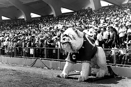 Esta fotografía del 23 de abril de 1968 fue publicada en el desaparecido periódico “El Imparcial” y documenta una de las primeras apariciones del Tarzán de papel maché en Justas Intercolegiales en el Estadio Hiram Bithorn.