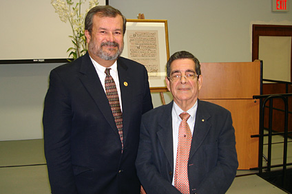Desde la izquierda, el rector del RUM, doctor Jorge Iván Vélez Arocho, junto al artista Antonio Molina.