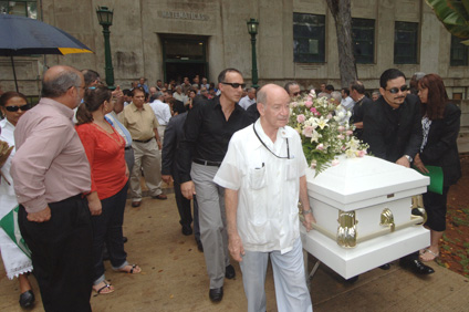 Al repique de las campanas que tocaban el Himno Colegial, amigos, compañeros y familiares de la profesora Laura Cuebas, le dijeron un hasta luego.