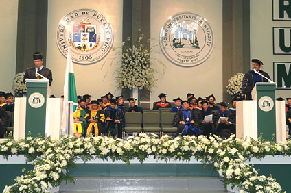 El presidente de la UPR, licenciado Antonio García Padilla y el rector del RUM, doctor Jorge Iván Vélez Arocho, durante los saludos protocolares.