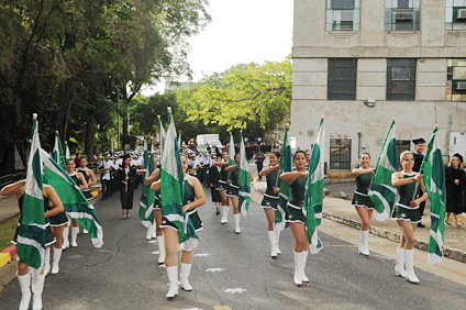 Las Abanderadas y la Banda Colegial encabezaron el desfile por el campus.