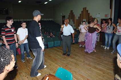 La Escuela de bomba del municipio de Mayagüez y su director Papo Alers, ofrecieron un taller sobre ese género.