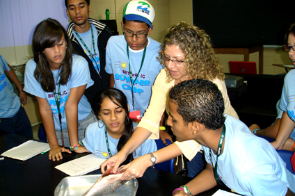 La doctora Áurea Rodríguez del departamento de Ciencias Marinas ofreció un taller de biotecnología marina.