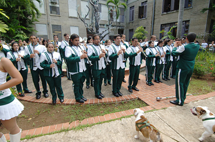 Frente al Árbol de la Vida la Banda interpretó el Himno Colegial. Observan atentos Tarzán X y su hijo Tarzán XI.
