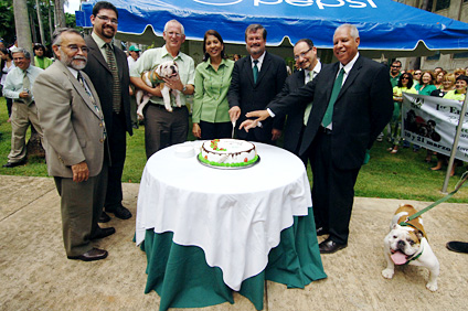 Los decanos del RUM acompañaron al rector Jorge Iván Vélez Arocho en el corte del bizcocho conmemorativo.