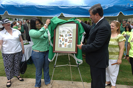 Durante la actividad, se develó el cuarto de una serie de seis carteles conmemorativos del recorrido rumbo hacia los 100 años. El afiche fue creado por la estudiante Sullymar Díaz Hernández, de Ingeniería Civil (Izquierda). A la derecha, el rector Jorge Iván Vélez Arocho.