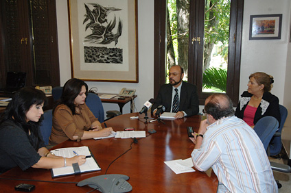 El doctor Rivera Santos durante una conferencia de prensa celebrada hoy. A su derecha la arquitecta Wilma Santiago Gabrielini, ayudante ejecutiva del rector interino.