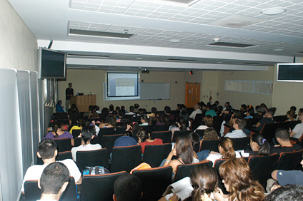 La concurrida conferencia contó con la asistencia de tanto estudiantes como profesores interesados en el mestizaje boricua.