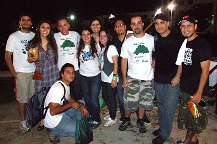 Integrantes de Campus Verde y de la banda Sol d'Menta compartieron en el evento. Al centro, la doctora Sandra Cruz Pol. (Suministrada)